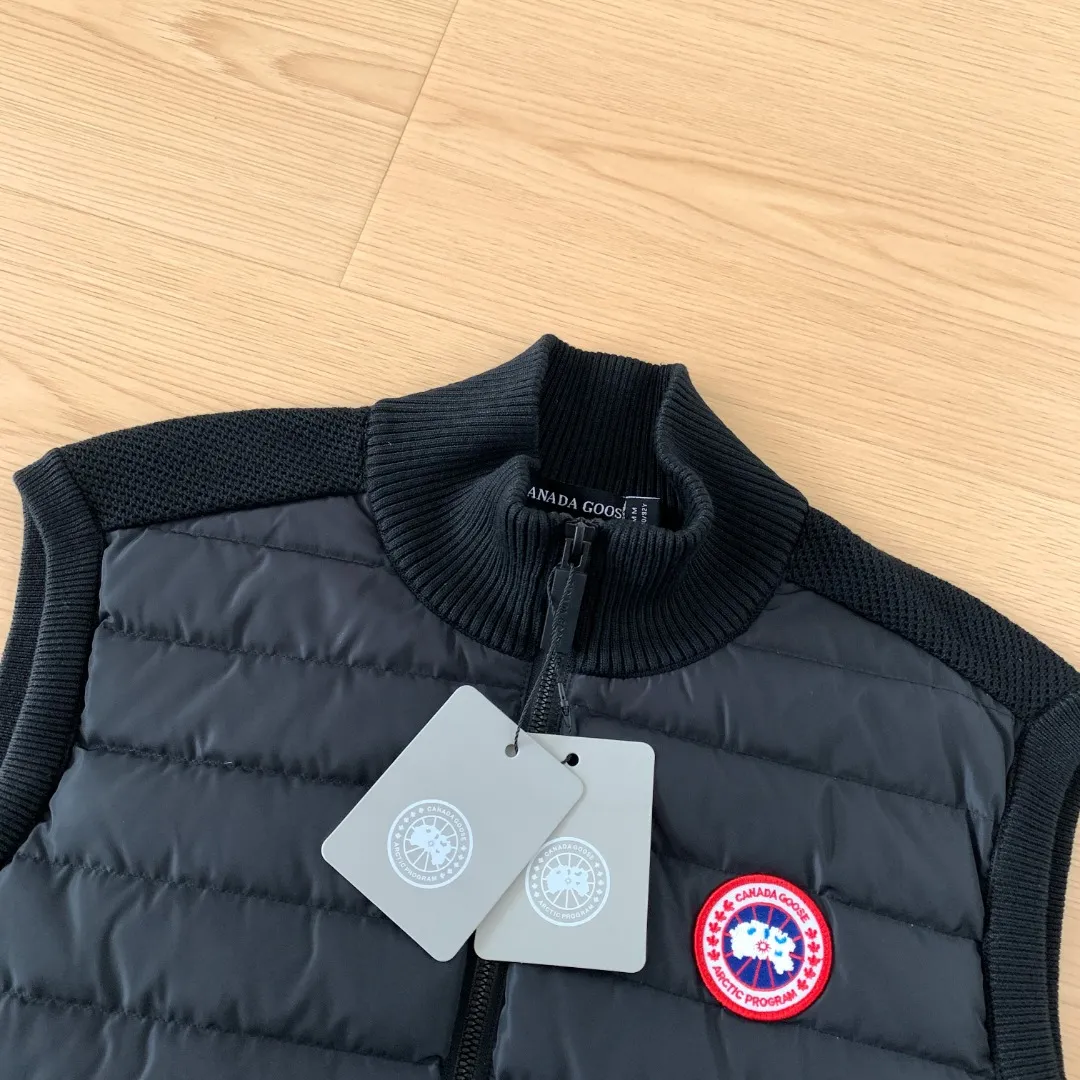 Style number: Y 🇨🇦Canada Goose "Canada Goose" 🇨🇦E 6829 y Bridge® men's knitted vest. The Hy Bridge® Knit Vest is the new arrival in our Hy Bridge® Knit Series, lightweight and warm. It can be worn as a jacket over a T-shirt or as an inner layer under another jacket for extra warmth without being bulky. Through Thermal Mapping® technology, down-filled thermal insulation panels are added to areas that need thermal insulation, and Breathable weaving technology is used to enhance breathability in areas that are prone to stuffiness. Color: Black red label Gray red label Dark Blue color red label Black black label Gray black label Size: XS S M L XL XXL